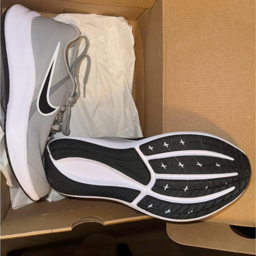 Nike Athletic Shoes in Gray and White - Picture 4 of 4